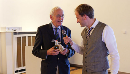 Prof. Wolfgang von Renteln-Kruse überreicht dem Gastgeber ein Präsent und spricht in ein Mikrofon beim Einführungssymposium „Die Zukunft ist alt!“ von Priv.-Doz. Dr. Gödel, Chefarzt der Klinik für Geriatrie im Albertinen Zentrum für Altersmedizin im Albertinen Krankenhaus in Hamburg. Prof. Wolfgang von Renteln-Kruse überreicht dem Gastgeber ein Präsent und spricht in ein Mikrofon beim Einführungssymposium „Die Zukunft ist alt!“ von Priv.-Doz. Dr. Gödel, Chefarzt der Klinik für Geriatrie im Albertinen Zentrum für Altersmedizin im Albertinen Krankenhaus in Hamburg.