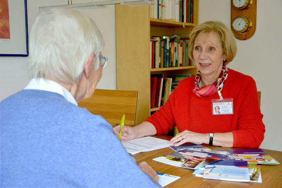  Eine Beraterin im Gespräch mit einer Seniorin beim Projekt Hamburger Hausbesuch für Seniorinnen und Senioren der Stadt Hamburg und Albertinen Haus - Zentrum für Geriatrie und Gerontologie