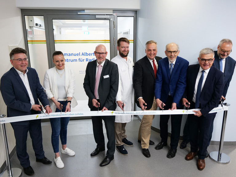 Leitende Verantwortliche und Geschäftsführende beim Durchschneiden des symbolischen Bandes zur Eröffnung des Immanuel Albertinen Zentrum für Radiologie an der Immanuel Klinik Rüdersdorf