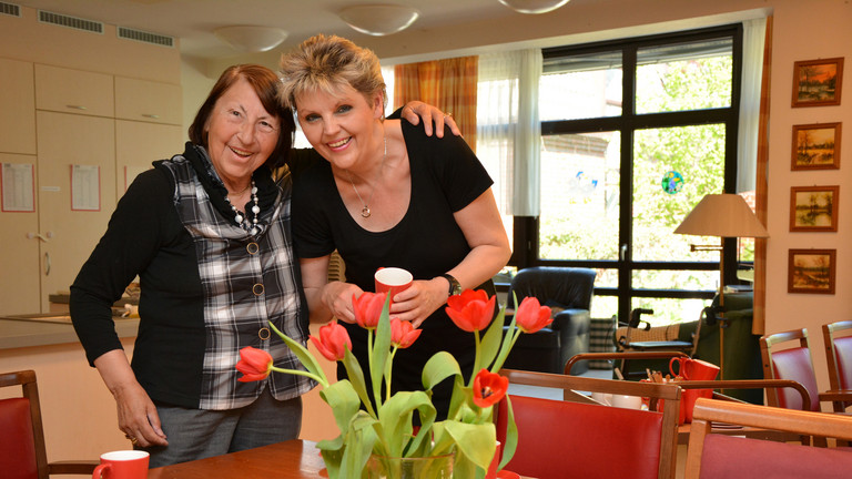 Bewohnerin mit Pflegerin - Angebote für Menschen mit Demenz im Max Herz Haus - Albertinen Haus in Hamburg