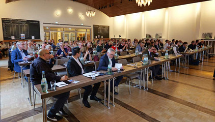 Blick auf die Tischreihen mit Publikum im Vortragssaal beim Einführungssymposium „Die Zukunft ist alt!“ von Priv.-Doz. Dr. Gödel, Chefarzt der Klinik für Geriatrie im Albertinen Zentrum für Altersmedizin im Albertinen Krankenhaus in Hamburg. Blick auf die Tischreihen mit Publikum im Vortragssaal beim Einführungssymposium „Die Zukunft ist alt!“ von Priv.-Doz. Dr. Gödel, Chefarzt der Klinik für Geriatrie im Albertinen Zentrum für Altersmedizin im Albertinen Krankenhaus in Hamburg.