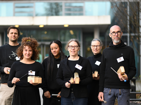 Musikerinnen und Musiker der Healing Soundscapes mit Instrumenten im Albertinen Haus.