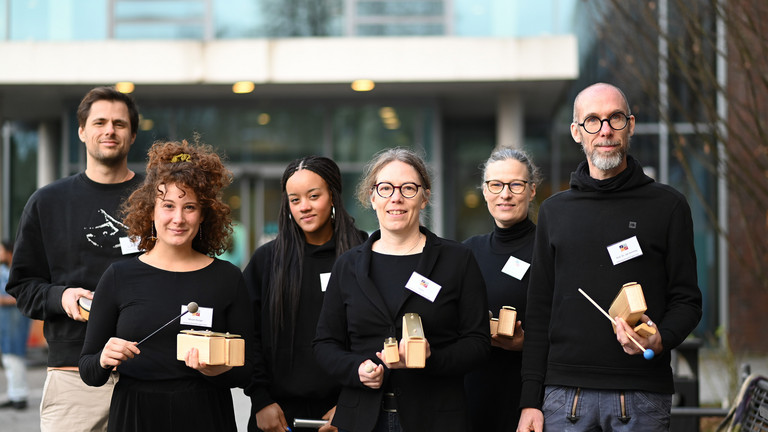 Musikerinnen und Musiker der Healing Soundscapes mit Instrumenten im Albertinen Haus.