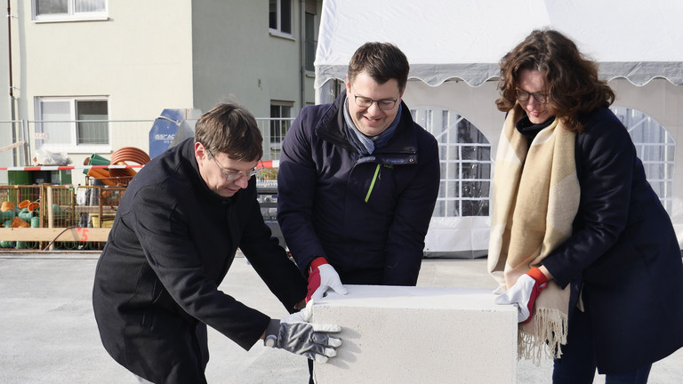 Grundsteinlegung heilpädagogisches Förderzentrum am Immanuel Lebenszentrum am Eichenrain mit Thomas Kaminski, Matthias Blum und Susanne Reich (v.l.), Immanuel Diakonie Südthüringen