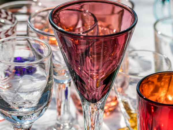 Ein Tisch mit bunten Trinkgläsern auf eine Flohmarkt. Ein Tisch mit bunten Trinkgläsern auf eine Flohmarkt.