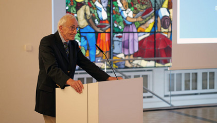 Prof. Dr. Wolfgang von Renteln-Kruse spricht am Rednerpult im Vortragssaal beim Einführungssymposium „Die Zukunft ist alt!“ von Priv.-Doz. Dr. Gödel, Chefarzt der Klinik für Geriatrie im Albertinen Zentrum für Altersmedizin im Albertinen Krankenhaus in Hamburg. Prof. Dr. Wolfgang von Renteln-Kruse spricht am Rednerpult im Vortragssaal beim Einführungssymposium „Die Zukunft ist alt!“ von Priv.-Doz. Dr. Gödel, Chefarzt der Klinik für Geriatrie im Albertinen Zentrum für Altersmedizin im Albertinen Krankenhaus in Hamburg.