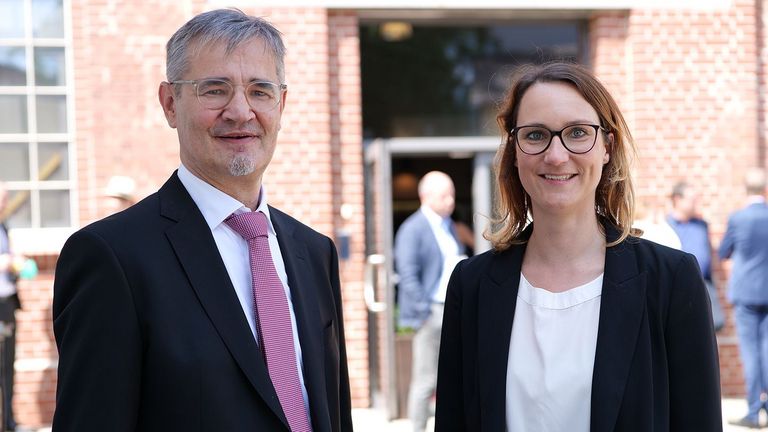 Immanuel Klinikum Bernau Herzzentrum Brandenburg - Pressemitteilungen - Geschäftsführer Andreas Linke in den Ruhestand verabschiedet - Andreas Linke mit seiner Nachfolgerin Verena Plocher 