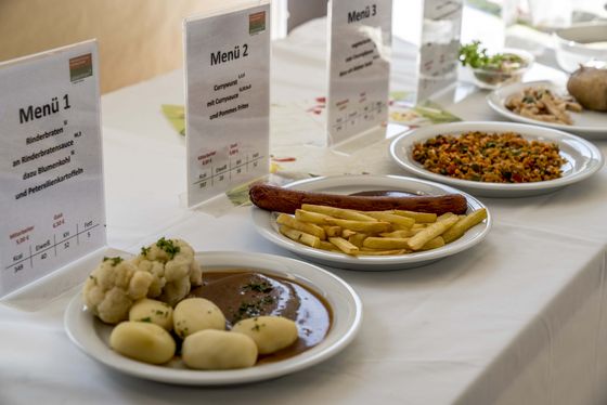 Mehrere Teller auf einem weiß gedeckten Tisch zeigen die Menüauswahl, Seite Angebote und Services, Albertinen Haus