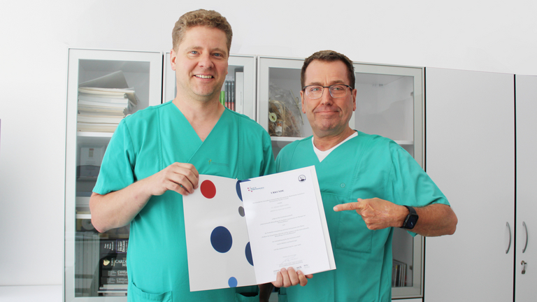 Erfolgreich habilitiert: Oberarzt der Kardiologie im Immanuel Klinikum Bernau PD Dr. Martin Seifert (li.) mit Kardiologie-Chefarzt Prof. Dr. Christian Butter