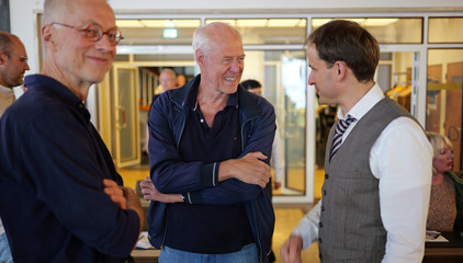 Priv.-Doz. Dr. Gödel, Chefarzt der Klinik für Geriatrie im Albertinen Zentrum für Altersmedizin im Albertinen Krankenhaus in Hamburg, unterhält sich beim Empfang mit zwei Gästen bei seinem Einführungssymposium „Die Zukunft ist alt!“. Priv.-Doz. Dr. Gödel, Chefarzt der Klinik für Geriatrie im Albertinen Zentrum für Altersmedizin im Albertinen Krankenhaus in Hamburg, unterhält sich beim Empfang mit zwei Gästen bei seinem Einführungssymposium „Die Zukunft ist alt!“.