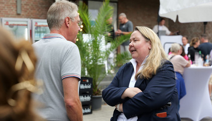 Andrea Wichmann, Geschäftsführerin Immanuel Albertinen Diakonie, unterhält sich beim Albertinen-Sommerfest für die Mitarbeitenden aus den unterschiedlichen Einrichtungen der Immanuel Albertinen Diakonie am Standort Schnelsen auf dem Platz vor der Kirche am Albertinen Krankenhaus.