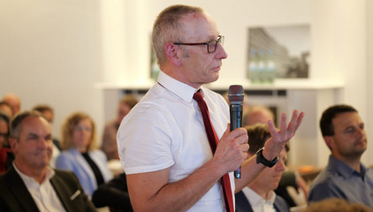 Ralf Zastrau aus dem Albertinen Haus spricht mit einem beim Mikrofon in der Hand beim Einführungssymposium „Die Zukunft ist alt!“ von Priv.-Doz. Dr. Gödel, Chefarzt der Klinik für Geriatrie im Albertinen Zentrum für Altersmedizin im Albertinen Krankenhaus in Hamburg. Ralf Zastrau aus dem Albertinen Haus spricht mit einem beim Mikrofon in der Hand beim Einführungssymposium „Die Zukunft ist alt!“ von Priv.-Doz. Dr. Gödel, Chefarzt der Klinik für Geriatrie im Albertinen Zentrum für Altersmedizin im Albertinen Krankenhaus in Hamburg.