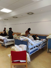 Auszubildende der Pflegefachausbildung üben im Unterricht zum Bobath-Konzept verschiedene Lagerungen und Positionierungen an Pflegebetten.