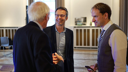 Priv.-Doz. Dr. Gödel, Chefarzt der Klinik für Geriatrie im Albertinen Zentrum für Altersmedizin im Albertinen Krankenhaus in Hamburg, bei seinem Einführungssymposium „Die Zukunft ist alt!“ im Gespräch mit Prof. Wolfgang von Renteln-Kruse und Prof. Dr. Michael Denkinger. Priv.-Doz. Dr. Gödel, Chefarzt der Klinik für Geriatrie im Albertinen Zentrum für Altersmedizin im Albertinen Krankenhaus in Hamburg, bei seinem Einführungssymposium „Die Zukunft ist alt!“ im Gespräch mit Prof. Wolfgang von Renteln-Kruse und Prof. Dr. Michael Denkinger.