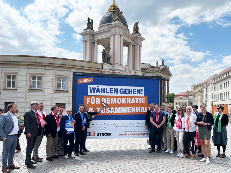 Immanuel Klinikum Bernau - Immanuel Klinik Rüdersdorf - Pressemitteilungen - Haltung zeigen für Toleranz und Demokratie - Gruppenbild