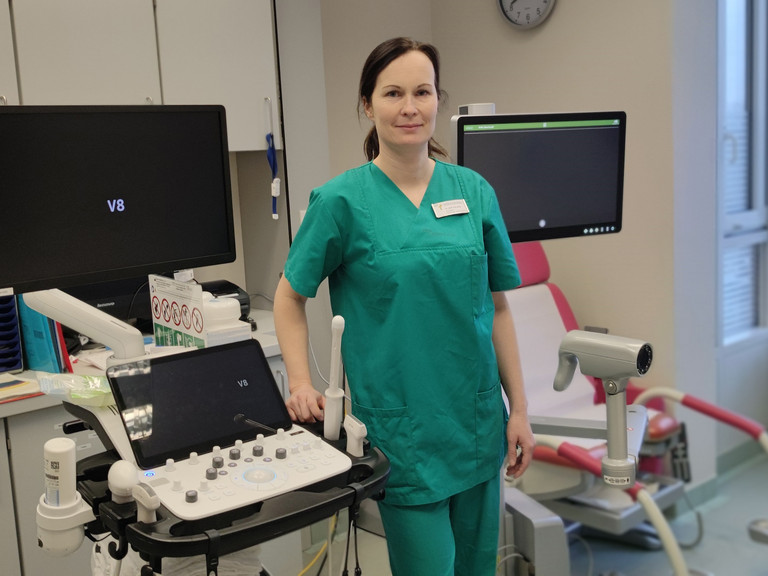 Tina Jeske steht in den Praxisräumen der Dysplasiesprechstunde des Immanuel MVZ Klosterfelde in Bernau