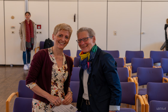 Zwei Teilnehmende blicken lächelnd in die Kamera bei der Jubiläumstagung 30 Jahre BIKA Bobath Initiative für Kranken- und Altenpflege e.V. in der Albertinen Akademie, Vorträge und Workshops Pflege, Bobath Pflegekonzept, Hamburg Zwei Teilnehmende blicken lächelnd in die Kamera bei der Jubiläumstagung 30 Jahre BIKA Bobath Initiative für Kranken- und Altenpflege e.V. in der Albertinen Akademie
