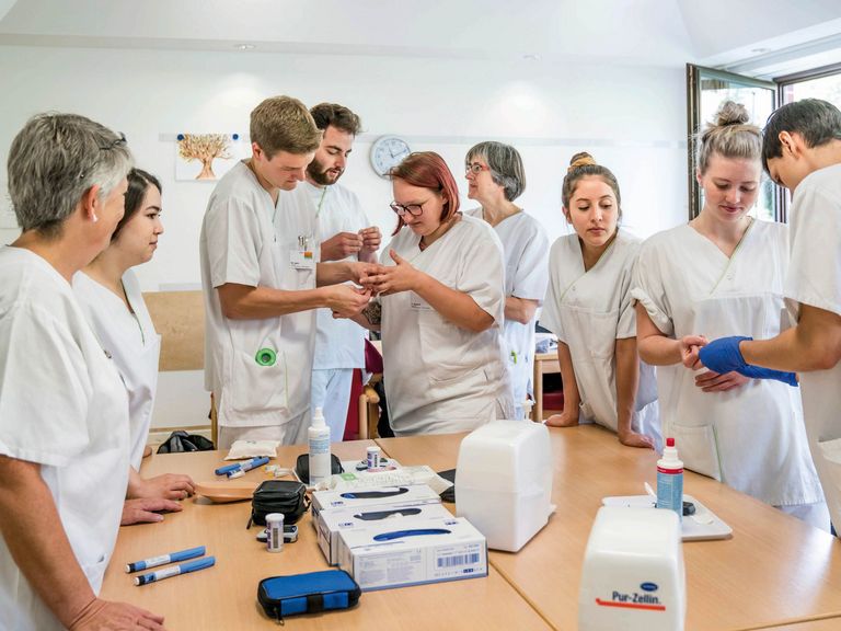 Albertinen Schule - Auszubildende bei der praktischen Übung