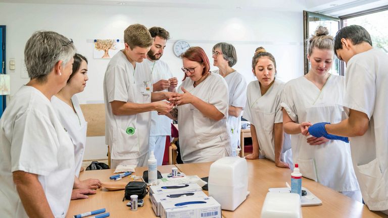 Albertinen Schule - Auszubildende bei der praktischen Übung