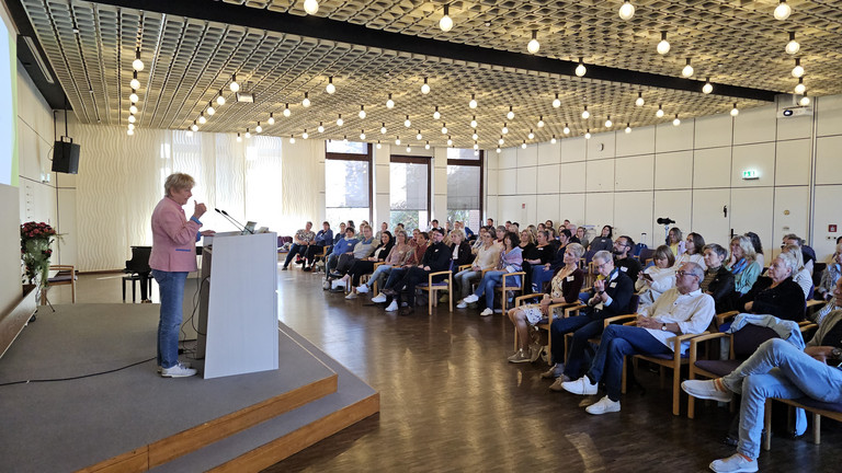 Blick in den Saal bei der Jubiläumstagung 30 Jahre BIKA Bobath Initiative für Kranken- und Altenpflege e.V., Vorträge und Workshops Pflege, Bobath Pflegekonzept, Albertinen Akademie, Hamburg Blick in den Saal bei der Jubiläumstagung 30 Jahre BIKA Bobath Initiative für Kranken- und Altenpflege e.V. in der Albertinen Akademie