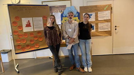 Auszubildende und Lehrkraft präsentieren Ergebnisse zur Zufriedenheit und zu Belastungen in der Pflegeausbildung bei der Zukunftswerkstatt Pflege der Albertinen Schule. Auszubildende und Lehrkraft präsentieren Ergebnisse zur Zufriedenheit und zu Belastungen in der Pflegeausbildung bei der Zukunftswerkstatt Pflege der Albertinen Schule.