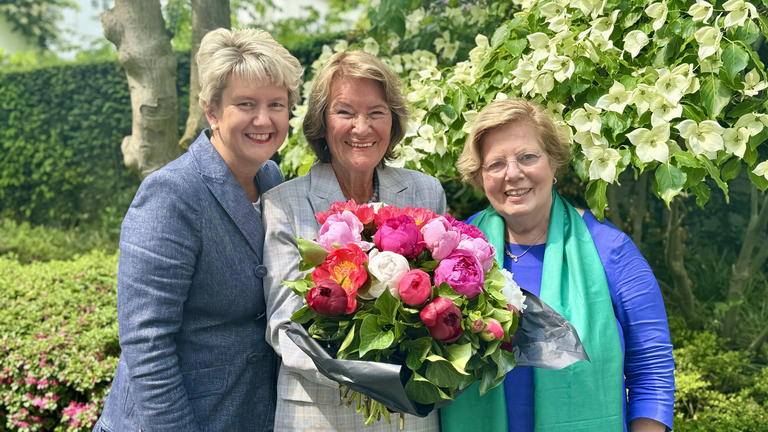 Spendenübergabe 8. Benefizkonzert Herzbrücke mit Dr. Sabine Pfeifer, Bärbel Münster und Dr. Ursula Scheder-Bieschin (v.l.)