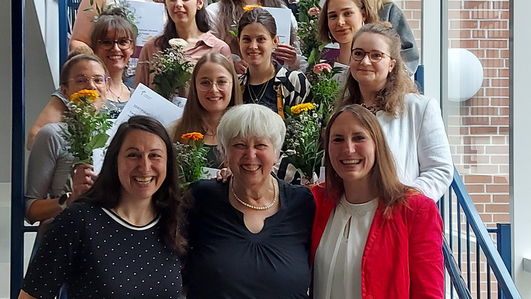 Gruppenfoto Teilnehmende mit Blumensträußen und Urkunden bei Zertifikatsübergabe DEMERGO-Kurs 2025 in der Albertinen Akademie mit den Gruppenleiterinnen sowie Gudrun Schaade, Dorothee Danke und Ann-Kathrin Blank Gruppenfoto Teilnehmende mit Blumensträußen und Urkunden bei Zertifikatsübergabe DEMERGO-Kurs 2025 in der Albertinen Akademie mit den Gruppenleiterinnen sowie Gudrun Schaade, Dorothee Danke und Ann-Kathrin Blank