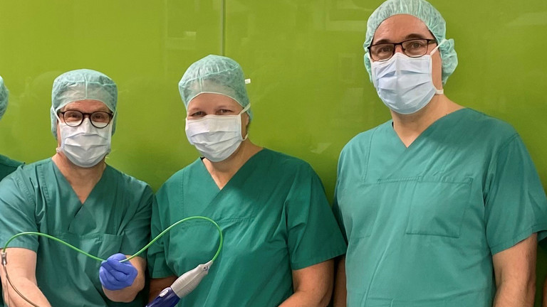 Nach erfolgreichem Eingriff: Dr. Jan Stripling, Gast Kathleen Stenersen, Julian Witt (von links), Pressemitteilung, Fruchtbarer Austausch für eine optimale Patientenversorgung, Immanuel Albertinen Diakonie, Albertinen Krankenhaus, Hamburg-Schnelsen Nach erfolgreichem Eingriff: Dr. Jan Stripling, Gast Kathleen Stenersen, Julian Witt (von links), Pressemitteilung, Fruchtbarer Austausch für eine optimale Patientenversorgung, Immanuel Albertinen Diakonie, Albertinen Krankenhaus, Hamburg-Schnelsen