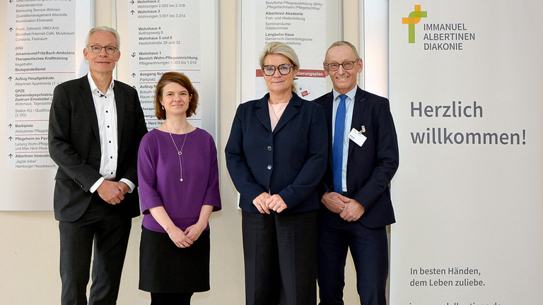 Die gesundheitspolitische Sprecherin der CDU-Bundestagsfraktion Simone Borchardt bei ihrem Besuch im Albertinen Haus in Hamburg