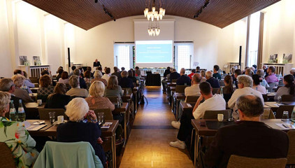 Blick in den Vortragssaal mit Sitzreihen, Tischen und Bühne beim Einführungssymposium „Die Zukunft ist alt!“ von Priv.-Doz. Dr. Gödel, Chefarzt der Klinik für Geriatrie im Albertinen Zentrum für Altersmedizin im Albertinen Krankenhaus in Hamburg. Blick in den Vortragssaal mit Sitzreihen, Tischen und Bühne beim Einführungssymposium „Die Zukunft ist alt!“ von Priv.-Doz. Dr. Gödel, Chefarzt der Klinik für Geriatrie im Albertinen Zentrum für Altersmedizin im Albertinen Krankenhaus in Hamburg.
