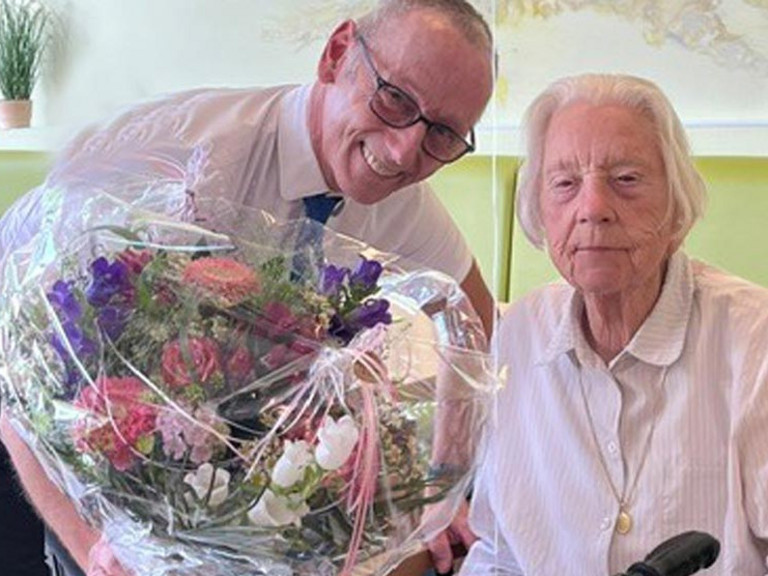 Ralf Zastrau, Geschäftsführer des Albertinen Hauses in Schnelsen gratuliert Frauke Hansen mit Blumenstrauß zum 100. Geburtstag 