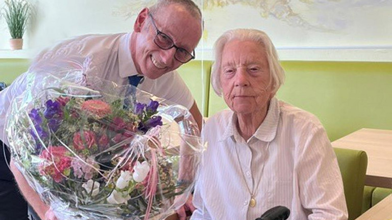 Ralf Zastrau, Geschäftsführer des Albertinen Hauses in Schnelsen gratuliert Frauke Hansen mit Blumenstrauß zum 100. Geburtstag 